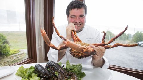 Caco Agrasar en su restaurante de Malpica, As Garzas