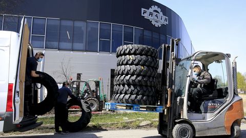 Trabajadores de Frain realizando trabajos para envíos de materiales