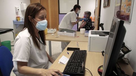 Una mujer recibe la vacuna la semana pasada en una de las consultas de medicina preventiva del hospital de Monforte
