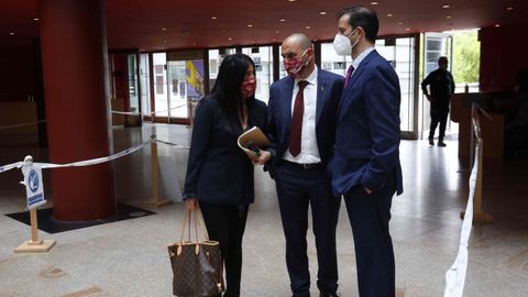 Lupe Murillo, con los consejeros Manuel Ruibal y Enrique Mariño