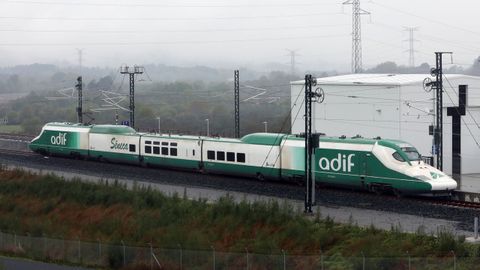 El tren laboratorio Séneca, circulando al lado del cambiador de ancho de Taboadela, a 16 kilómetros de Ourense