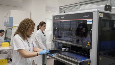 Laboratorio de microbiología, procesando PCR