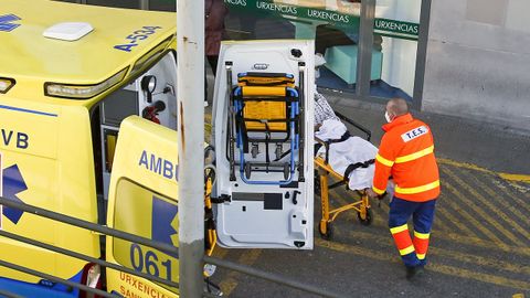 Entrada de urgencias del hospital Montecelo, en Pontevedra, donde hay este miércoles 20 pacientes de covid en planta y 3 graves en la uci