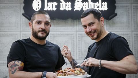 Miguel y Javier, con parte de una ración de cocido, el plato más típico de O Lar da Sabela