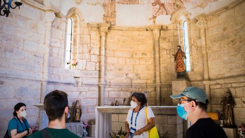 Una visita guiada a la iglesia románica de Santo Estevo de Chouzán, en Carballedo, en una imagen del pasado año