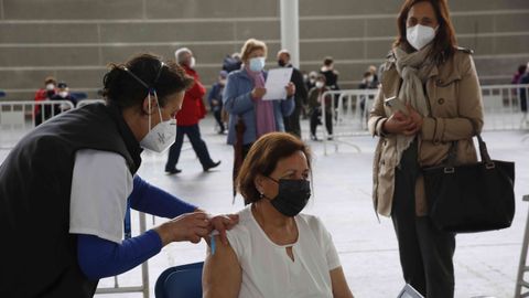 Vacunación con Pfizer del grupo de edad de 75 a 79 años en el recinto ferial de Pontevedra