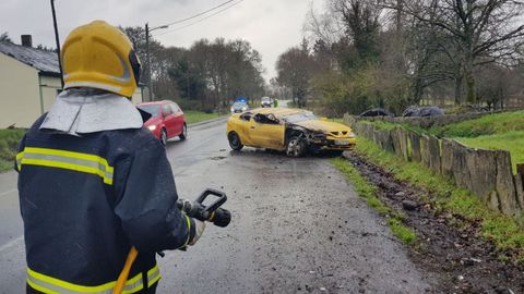 Actuación del GES de Guitiriz en un accidente de tráfico en el municipio guitiricense en abril del 2018