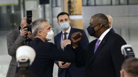 El jefe del Pentagono y el secretario general de la OTAN se saludan a la entrada de la reunión en Bruselas