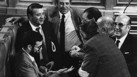 Mariano Rajoy, sentado, junto a otros diputados del Parlamento de Galicia, a finales de los años 80