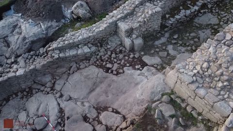Pavimento de época romana o anterior descubierto en marzo en la entrada suroeste del castro de Elviña. En la roca central aparecen rodaduras de carro