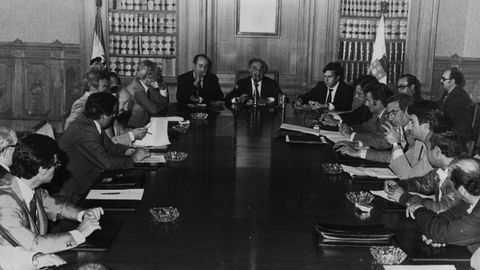 Reunión de representantes de diferentes partidos para abordar a redacción do Estatuto de Autonomía