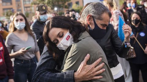 La presidenta de la Comunidad de Madrid y candidata a la reelección, Isabel Díaz Ayuso, abraza a Toni Cantó, durante una visita este miércoles a la carpa del Partido Popular en San Sebastián de los Reyes