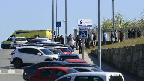 En la imagen, familiares de los clanes tras la pelea en As Gándaras que provocó la expulsión de la familia que ha okupado una vivienda en Foz