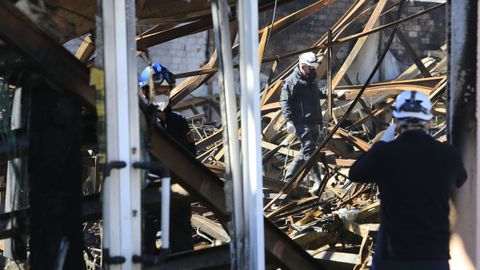 Agentes de la Policía Científica y peritos de las aseguradoras inspeccionaron la nave de Castro Parga