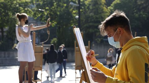 Dos alumnos posaron y los demás los ilustraron en sus lienzos