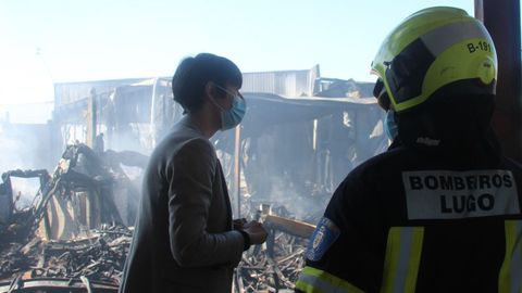 Ana Pontón, junto a un bombero, en el polígono de O Ceao