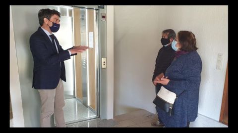 Javier Arias departe con vecinos del edificio de la calle Chantada que visitó este jueves