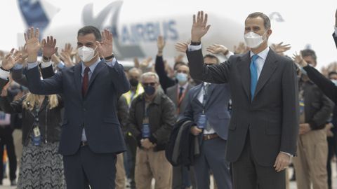 El presidente del Gobierno, Pedro Sánchez; y el Rey Felipe VI, durante la inauguración del nuevo campus de Airbus en Getafe,