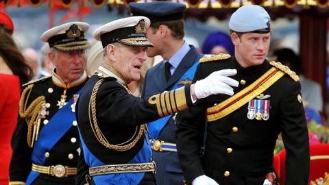 Los príncipes Carlos, Felipe y Enrique, en una imagen del 2012