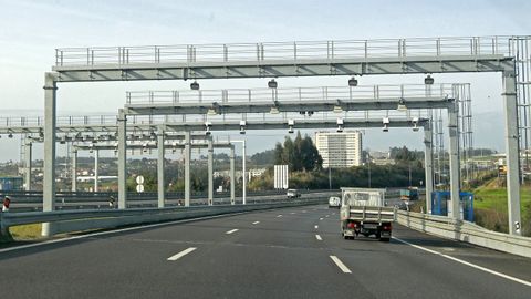 Pórtico para cobrar por el uso de una autovía, en Portugal