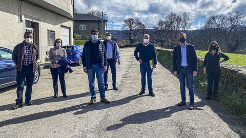Pablo Pérez visitó la carretera de Santo Agostiño con el grupo de gobierno de Viana do Bolo