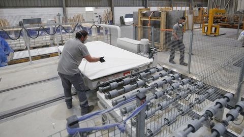 La planta de aglomerado de piedra tiene en marcha dos líneas de fabricación ininterrumpidamente