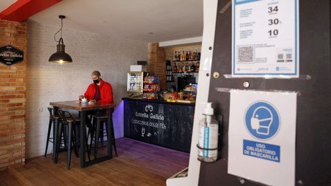 Los locales hosteleros de Ribeira han tenido que limitar su aforo interior a solo el 30 % tras entrar ayer en el nivel medio de alerta por covid