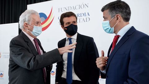 El líder del PP, Pablo Casado, junto al Premio Nobel de Literatura, Mario Vargas Llosa, y el líder opositor venezolano, Leopoldo López, hoy en Madrid