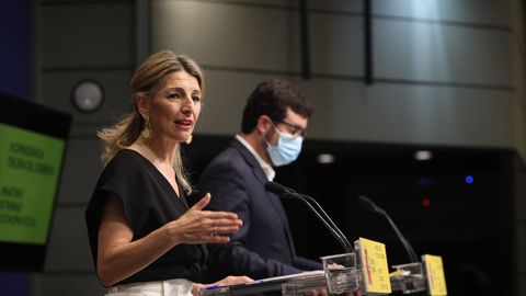 La ministra de Trabajo, Yolanda Díaz, en primer plano, con el secretario de Estado de Empleo, Joaquín Pérez Rey