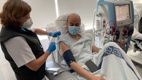 Vacunación de un enfermo de diálisis en Ferrol
