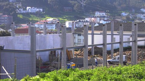 Obras de construcción, en 2003, del polideportivo de Brens sobre los terrenos que la Iglesia cedió al Concello a cambio de que se le recalificasen otros