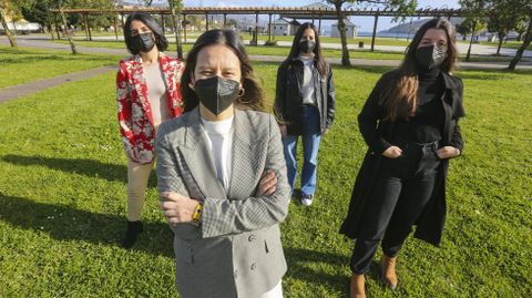 Vaquero, en primer plano, con tres de las mujeres adheridas al proyecto: Andrea Díaz, Paula Castiñeira y Melina Pazos