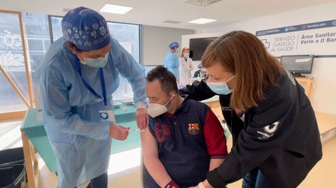 Luis Garrido, paciente con síndrome de Down, recibió la primera dosis de la vacuna en el CHUO