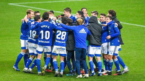 Los futbolistas del Real Oviedo celebran la victoria en el derbi asturiano ante el Sporting