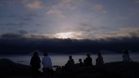 Atardecer en el faro de Corrubedo, uno de los puntos más visitados