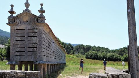 Hórreo de Carnota, que atrae a muchos visitantes
