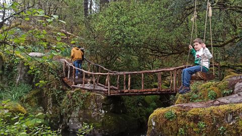Columpio y puente en el entorno de la fervenza de Fírvado, en Mazaricos