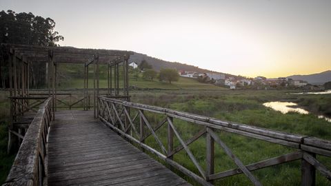 En Noia está cogiendo fama el paseo en el entorno del campo de fútbol municipal, por su vegetación y sus estructuras de madera