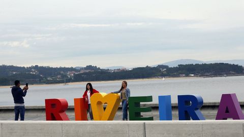 Las letras de colores de Ribeira también son un lugar en el que es habitual ver a gente haciendo fotografías