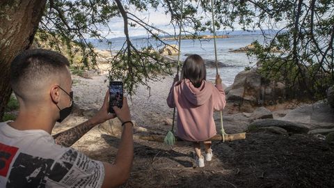 Pocos son capaces de resistirse a captar una instantánea en este columpio en la playa de A Illa, en A Pobra