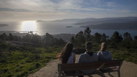 El banco del mirador del monte San Lois, en Noia, es uno de los lugares más codiciados para fotografiar