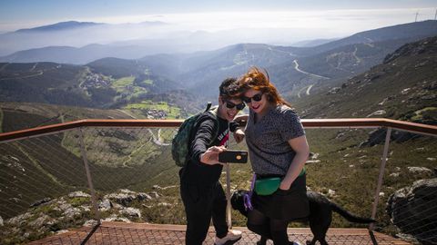 El mirador de pico Muralla se ha convertido en un polo de atracción de visitantes que no dudan en sacar sus móviles