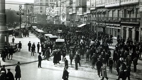 Salida de un mitin celebrado en el Teatro Linares Rivas en los Cantones en el año 1919.