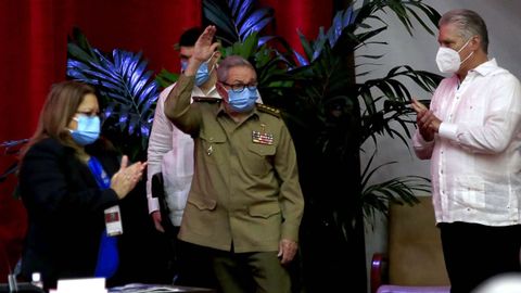 Raúl Castro, primer secretario del Comité Central del Partido Comunista de Cuba y Miguel Díaz Canel, presidente de la República, en La Habana