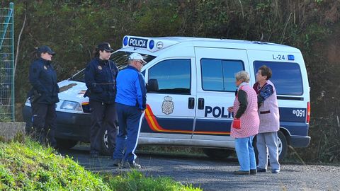 Efectivos policiales hablando con vecinos de la zona durante la investigación del caso.
