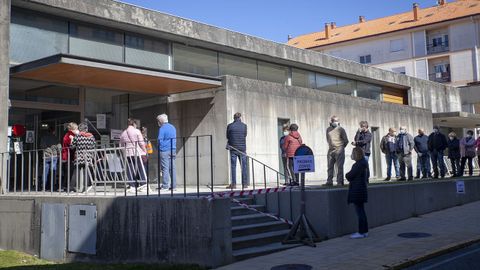 Durante la jornada de ayer estaba previsto que pasaran por el centro de salud de Rianxo 1.800 vecinos de entre 58 y 70 años