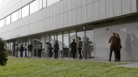 Colas en el Hospital Marítimo de Oza para recibir la primera dosis de AstraZeneca. Imagen de archivo