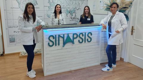 Completo equipo multidisciplinar. Na sé de Sinapsis, de esquerda a dereita, Carmen Marín e Ana Tores, logopedas; Elena González fisioterapeuta e Alicia Lage Neira, psicóloga e neuropsicóloga clínica. Ademáis, o centro conta en calidade de asesor clínico con Javier Tirapu Ustarroz, que ten impartido máis de 500 charlas sobre neurociencia e foi Premio Nacional de Neurociencia Clínica 2012