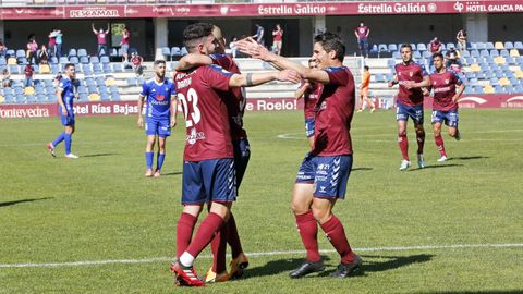 Jugadores del Pontevedra CF, en el partido contra el Covadonga del 4 de abril