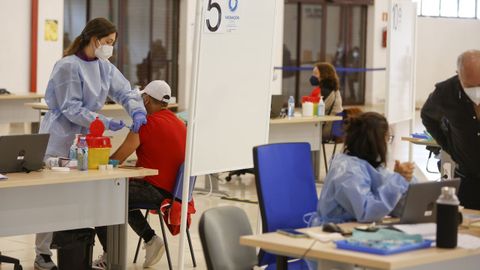 Segunda jornada de vacunación masiva en FIMO, en Ferrol, el 8 de abril